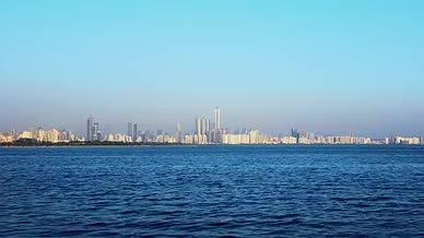 4k实拍深圳海边深蓝海水城市风光视频的预览图